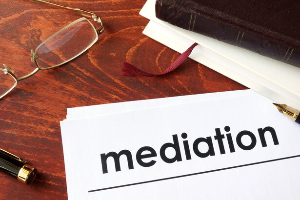 Zakelijke mediationbespreking tussen partijen en mediator aan tafel