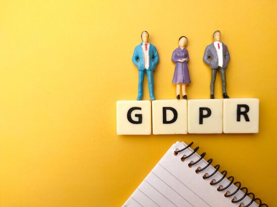 Juridisch adviseur bespreekt privacybeleid met eigenaar van kleine organisatie