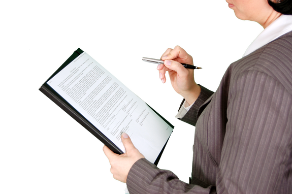 Ondertekening van een bouwcontract op een bouwplaats