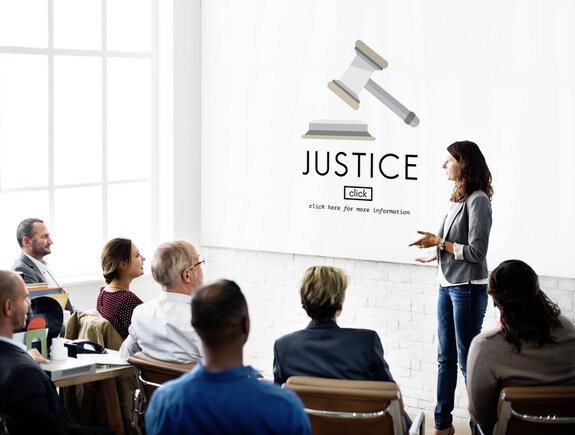Groep professionals volgt een juridische training in een cursusruimte