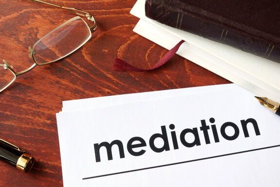 Zakelijke mediationbespreking tussen partijen en mediator aan tafel