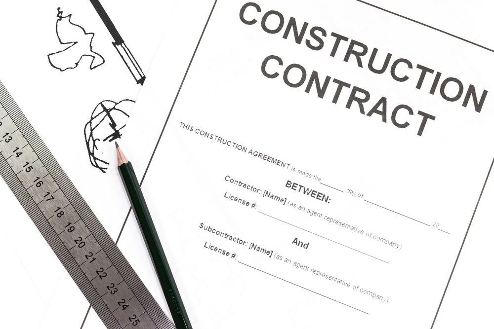 Juridisch adviseur bespreekt bouwcontract met opdrachtgever