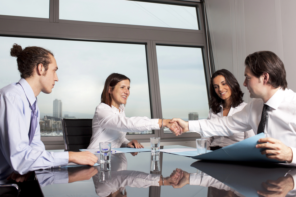 Groep professionals volgt een juridische training in een cursusruimte