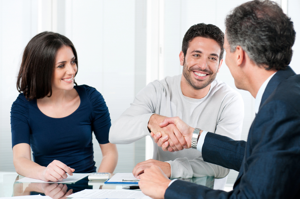 Juridisch adviseur die een contract doorneemt met een cliënt