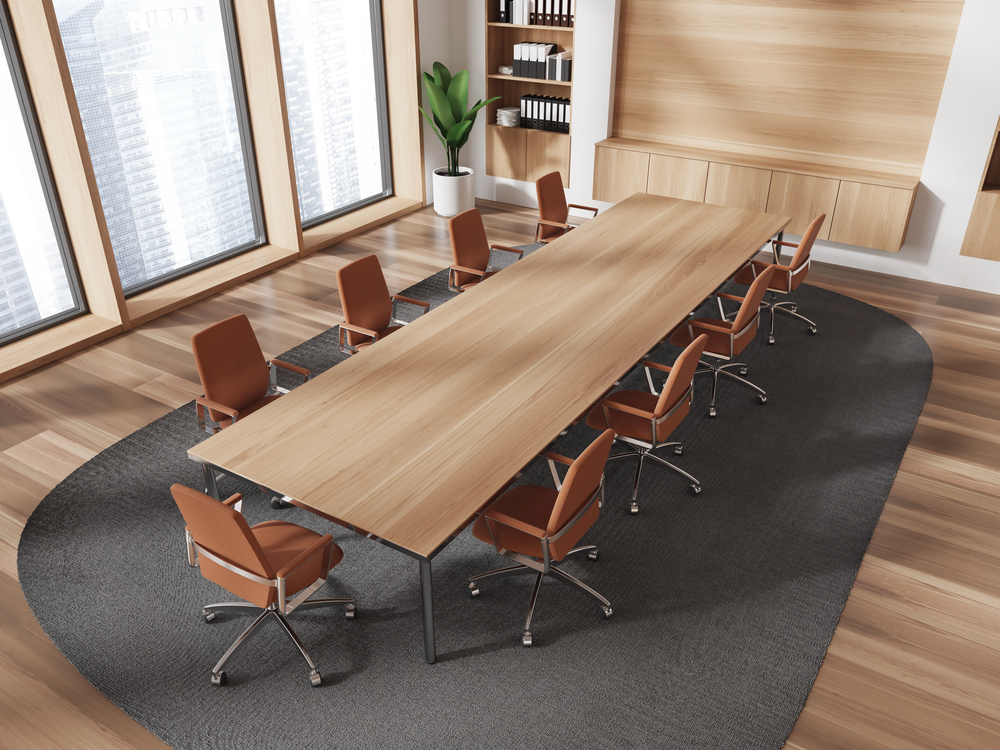 Bestuur van een organisatie bespreekt juridische stukken aan tafel