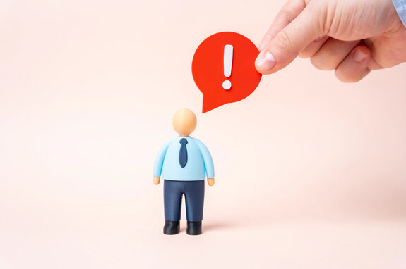 Gesprek tussen werkgever, werknemer en mediator bij arbeidsconflict